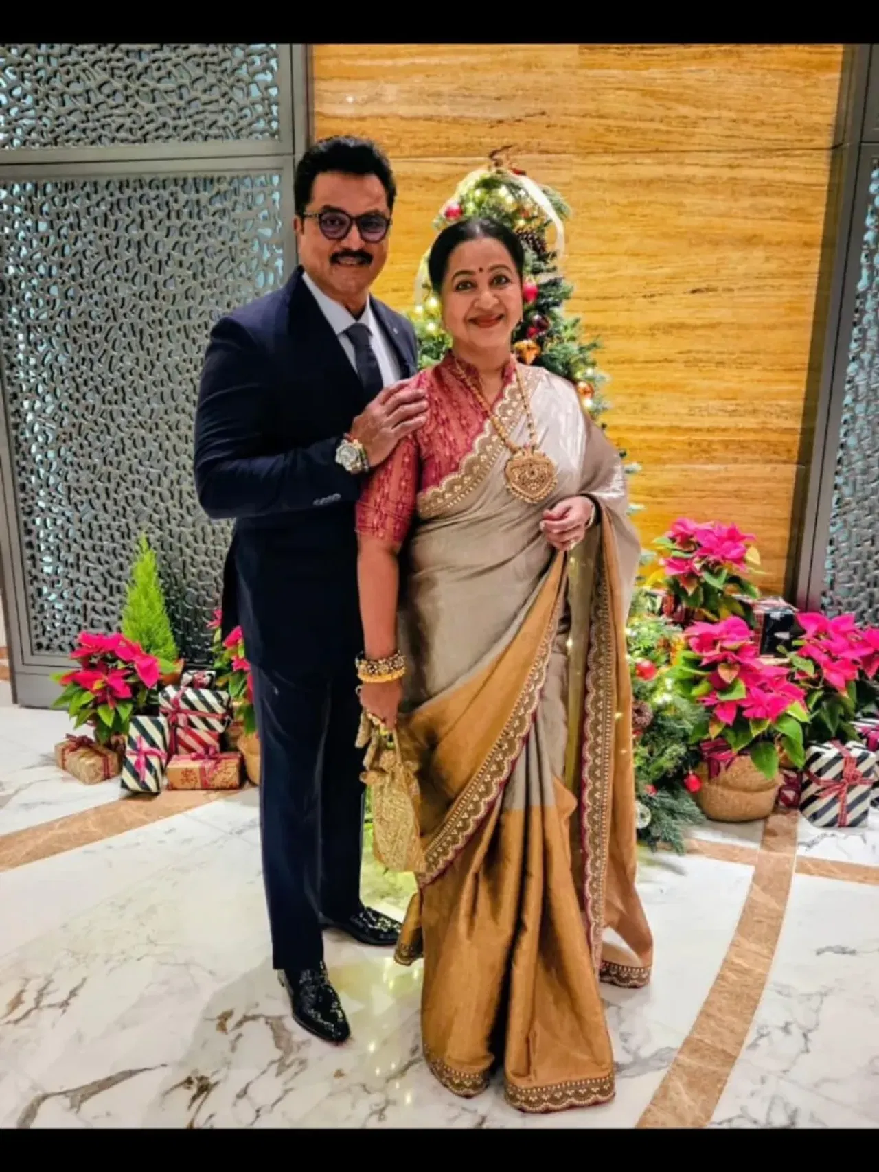 നടി, നിര്‍മ്മാതാവ്, സംവിധായിക, രാഷ്ട്രീയ പ്രവര്‍ത്തക തുടങ്ങിയ നിലകളില്‍ സജീവമായ താരമാണ് രാധിക ശരത്ത്കുമാര്‍. തമിഴ്, തെലുഗ്, മലയാളം, ഹിന്ദി, കന്നഡ തുടങ്ങി ഒട്ടേറെ ഭാഷകളില്‍ രാധിക വേഷമിട്ടിട്ടുണ്ട്. 2001ലാണ് രാധിക നടന്‍ ശരത്ത്കുമാറിനെ വിവാഹം ചെയ്യുന്നത്. (Image Credits: Instagram)