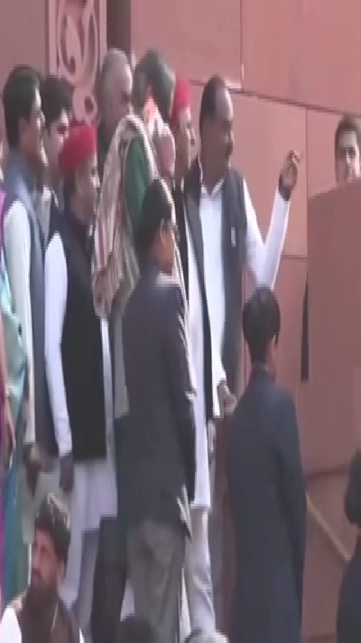 പാര്‍ലമെന്റ് കവാടത്തില്‍ വീണു; ശശി തരൂരിന്റെ കാലിന്റെ എല്ലിന് പൊട്ടല്‍