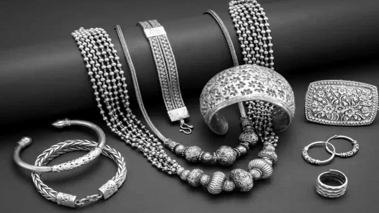 Silver Jewellery: സാമ്പത്തിക നഷ്ടം! ഈ രാശിക്കാർ വെള്ളി ധരിക്കരുത്