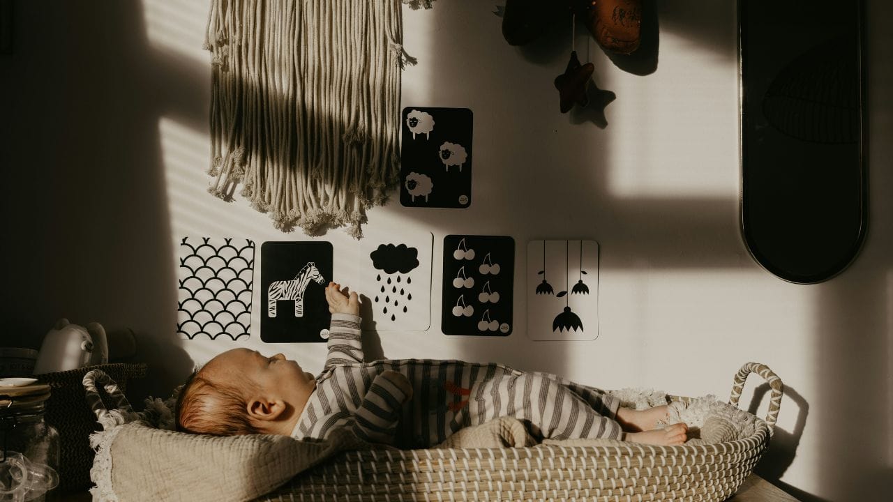 അർദ്ധരാത്രിയിൽ പെട്ടെന്ന് കുട്ടി ഉറക്കത്തിൽ എഴുന്നേറ്റ് ഇരിക്കുക, പേടിച്ച് വിറച്ച് നിലവിളിക്കുക, കണ്ണുകൾ തുറന്നിരിക്കുമെങ്കിലും നിങ്ങളെ തിരിച്ചറിയാതിരിക്കുക തുടങ്ങിയ സംഭവങ്ങൾ മാതാപിതാക്കളെ സംബന്ധിച്ചിടത്തോളം ഏറെ പരിഭ്രാന്തിയുണ്ടാക്കുന്നതാണ്. എന്നാൽ ഇത് കുട്ടികളിൽ സാധാരണയായി കണ്ടുവരുന്ന 'സ്ലീപ്പ് ടെറർ അഥവാ 'നൈറ്റ് ടെറർ' എന്ന പ്രതിഭാസമാണെന്ന് വിദഗ്ധർ പറയുന്നു.