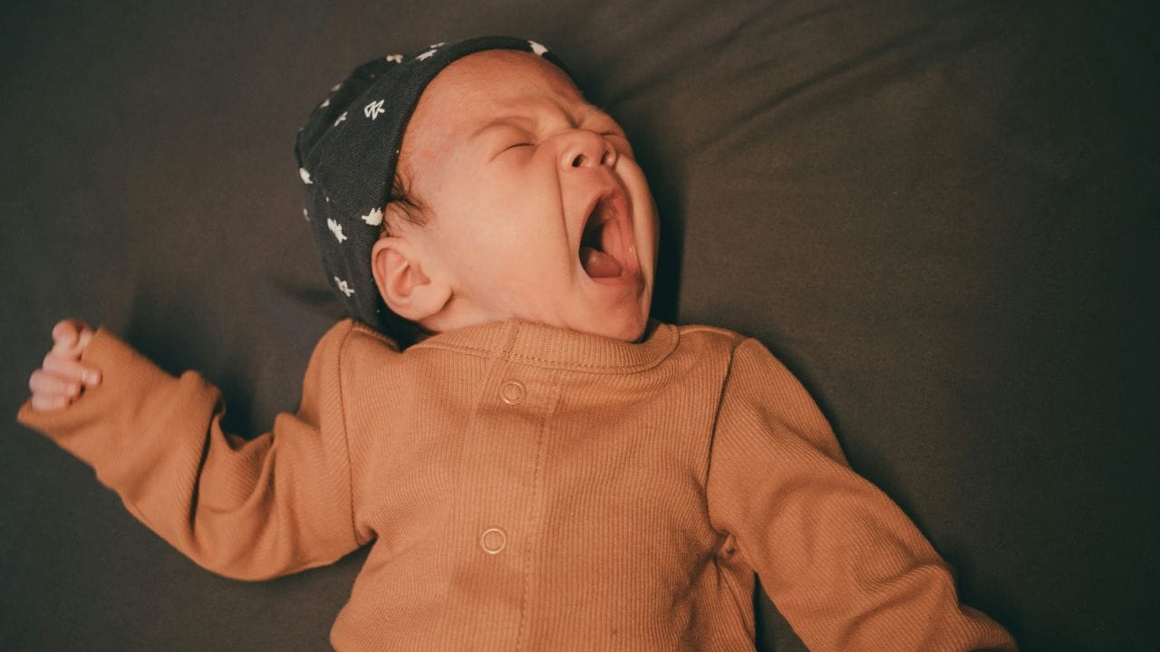 ഇത്തരം സമയങ്ങളിൽ മാതാപിതാക്കൾ കുട്ടിയെ വിളിച്ചുണർത്തരുത്. ഇത് അവരെ കൂടുതൽ പ്രകോപിതരാക്കാൻ മാത്രമേ സഹായിക്കൂ. കുട്ടി എഴുന്നേറ്റ് നടക്കുകയോ കൈകാലുകൾ അടിക്കുകയോ ചെയ്യുന്നുണ്ടെങ്കിൽ പരിക്കേൽക്കാതെ ശ്രദ്ധിക്കുക. ഇതൊരു താൽക്കാലിക പ്രതിഭാസം മാത്രമാണെന്നും കുട്ടി ഉടൻ തന്നെ സാധാരണ ഉറക്കത്തിലേക്ക് മടങ്ങുമെന്നും മനസ്സിലാക്കണം.