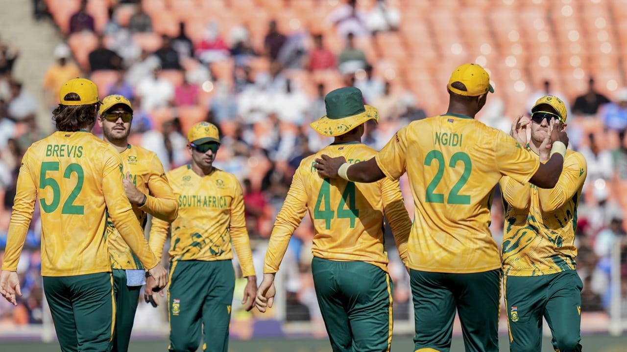 ടി20 ലോകകപ്പില് ഇന്ത്യയ്ക്ക് വലിയ ആശ്വാസം. ഇന്ന് നടന്ന ആദ്യ മത്സരത്തില് ദക്ഷിണാഫ്രിക്ക വെസ്റ്റ് ഇന്ഡീസിനെ തോല്പിച്ചു. വിന്ഡീസ് ഉയര്ത്തിയ 177 റണ്സ് വിജയലക്ഷ്യം ദക്ഷിണാഫ്രിക്ക 1 വിക്കറ്റ് മാത്രം നഷ്ടപ്പെടുത്തി 16.1 ഓവറില് മറികടന്നു (Image Credits: PTI).