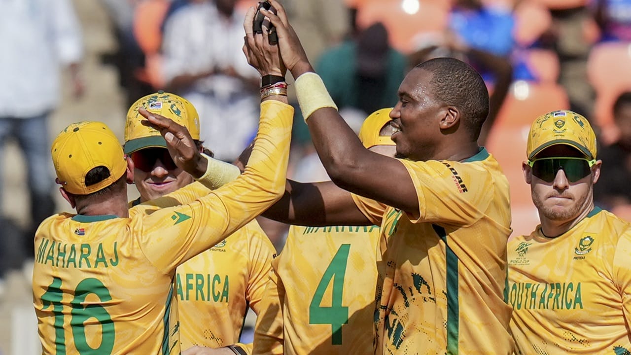 മൂന്ന് വിക്കറ്റെടുത്ത ലുങ്കി എന്‍ഗിഡി പ്രോട്ടീസിനായി തിളങ്ങി. കഗിസോ റബാദയും, കോര്‍ബിന്‍ ബോഷും രണ്ട് വിക്കറ്റ് വീതം വീഴ്ത്തി. ദക്ഷിണാഫ്രിക്കയുടെ ജയം ഇന്ത്യയ്ക്ക് വലിയ ആശ്വാസമാണ്.