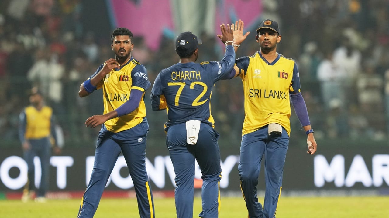 നിര്ണായക മത്സരത്തില് മികച്ച പ്രകടനം കാഴ്ചവച്ചെങ്കിലും മുന് മത്സരങ്ങളിലെ കുറവ് റണ് റേറ്റും, പരാജയവും പാകിസ്ഥാന് തിരിച്ചടിയായി. 60 പന്തില് 100 റണ്സെടുത്ത സാഹിബ്സാദ ഫര്ഹാനും, 42 പന്തില് 84 റണ്സെടുത്ത ഫഖര് സമാനും പാകിസ്ഥാനായി തിളങ്ങി. ബാബര് അസമിനെ ഇന്ന് ഒഴിവാക്കി (Image Credits: PTI).