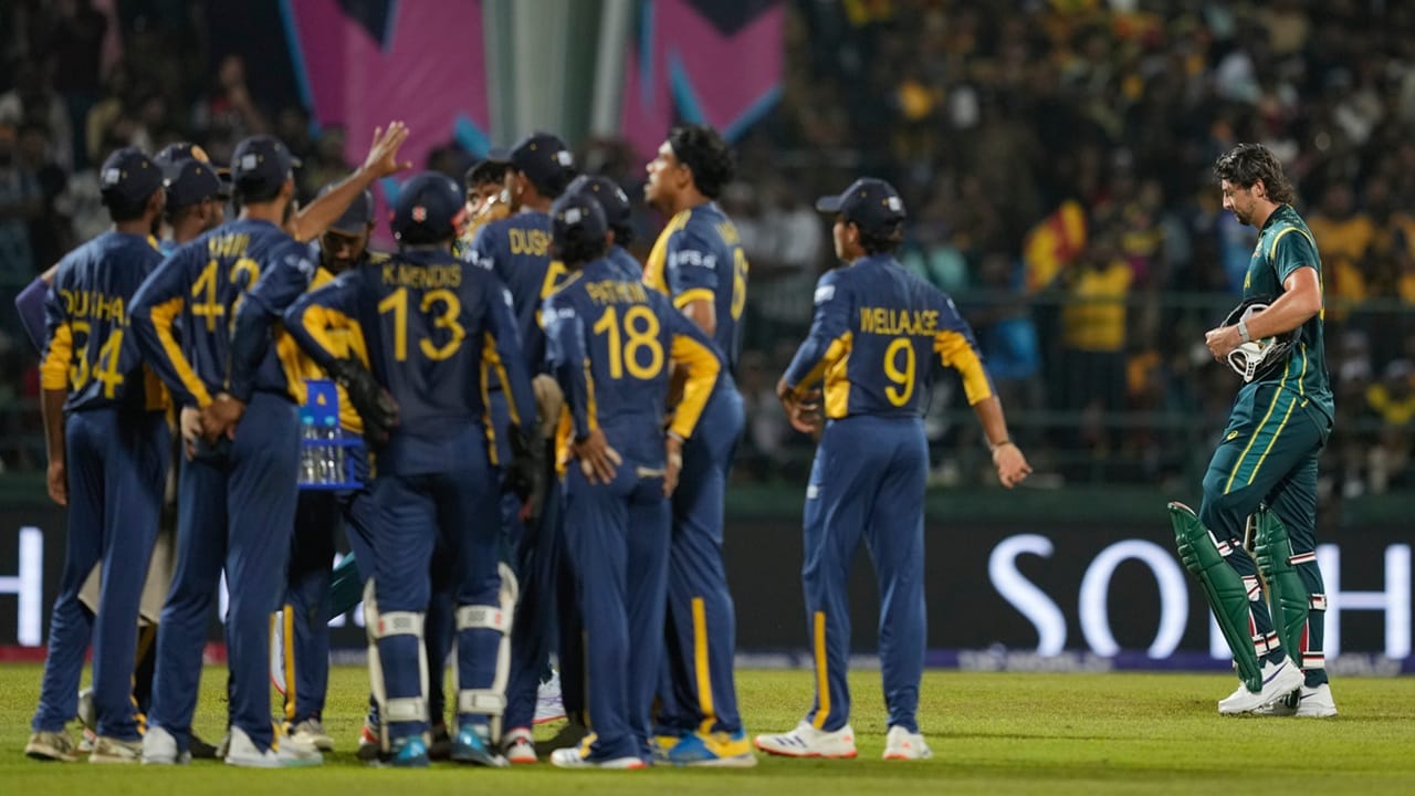 ഗ്രൂപ്പ് ബിയില്‍ നിന്ന് ശ്രീലങ്കയും സിംബാബ്‌വെയും സൂപ്പര്‍ എട്ടിലേക്ക് യോഗ്യത നേടി. മുന്‍ ചാമ്പ്യന്‍മാരായ ഓസ്‌ട്രേലിയ പുറത്തായി. ശ്രീലങ്കയോടും സിംബാബ്‌വെയോടും തോറ്റതാണ് ഓസീസിന് തിരിച്ചടിയായത് (Image Credits: PTI).