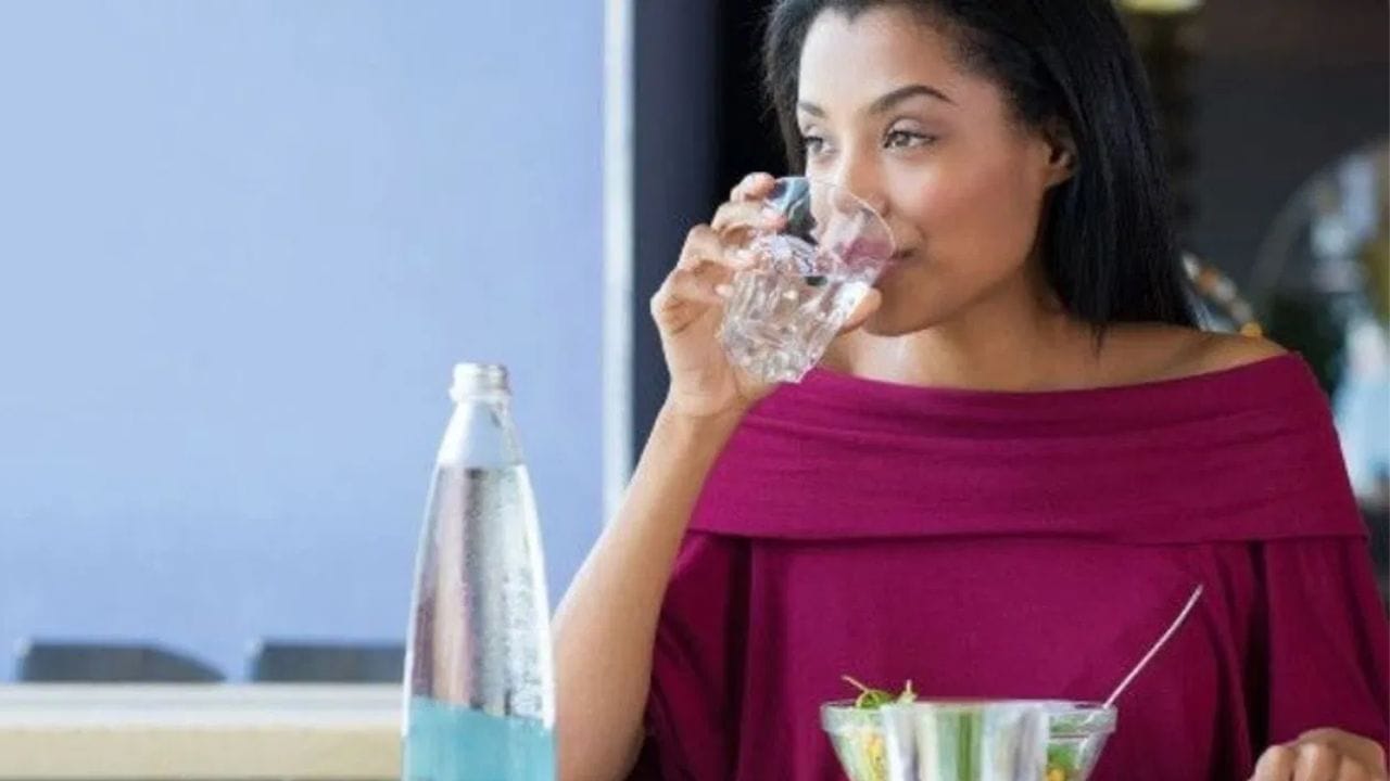 ഓൾ ഇന്ത്യ ഇൻസ്റ്റ്യൂട്ട് ഓഫ് ആയുർവേദ ഡയറക്ടർ പ്രൊഫസർ പ്രദീപ്കുമാർ പ്രജാപതിയുടെ അഭിപ്രായത്തിൽ അതിരാവിലെ ചൂടുവെള്ളം കുടിക്കുന്നതാണ് ശരീരത്തിനും ഗുണം ചെയ്യുന്നത്. ഇങ്ങനെ ചെയ്യുന്നത് ശരിയാനത്തെ പ്രോത്സാഹിപ്പിക്കുകയും ശരീരത്തിലെ വിഷ വസ്തുക്കളെ പുറന്തള്ളുവാൻ സഹായിക്കുകയും ചെയ്യുന്നു. എന്നാൽ വേനൽക്കാലത്ത് ശരീരത്തിൽ ആ പിത്തരസം വർധിപ്പിക്കുമെന്നും ഈ പിത്തരസം ശരീരത്തിലെ ചൂട് വർധിപ്പിക്കും. അതിനാൽ അമിതമായി ചൂടുവെള്ളം കുടിക്കുന്ന ശരീരത്തിൽ അസിഡിറ്റി നെഞ്ചിരിച്ചിൽ വായ്പുണ്ണ് തുടങ്ങിയ പ്രശ്നങ്ങൾക്ക് കാരണമാകും. (photo: tv9 network)