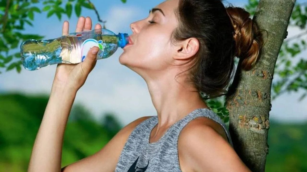 പലപ്പോഴും ആളുകൾ വേനൽക്കാലത്ത് തണുത്ത വെള്ളം കുടിക്കാൻ ഇഷ്ടപ്പെടുന്നു. മറ്റു ചിലർ ആകട്ടെ നല്ല ചൂടുള്ള വെള്ളമാണ് വേനൽക്കാലത്തും കുടിക്കുന്നത്. ചൂടുവെള്ളത്തിൽ ചൂട് അന്തരീക്ഷത്തിൽ നിന്നും എത്തിയതിനു ശേഷം ചൂടുള്ള വെള്ളം കുടിക്കുന്നു. അപ്പോൾ നമ്മൾ കൂടുതലായി വിയർക്കുകയും ചെയ്യുന്നു. (photo: tv9 network)