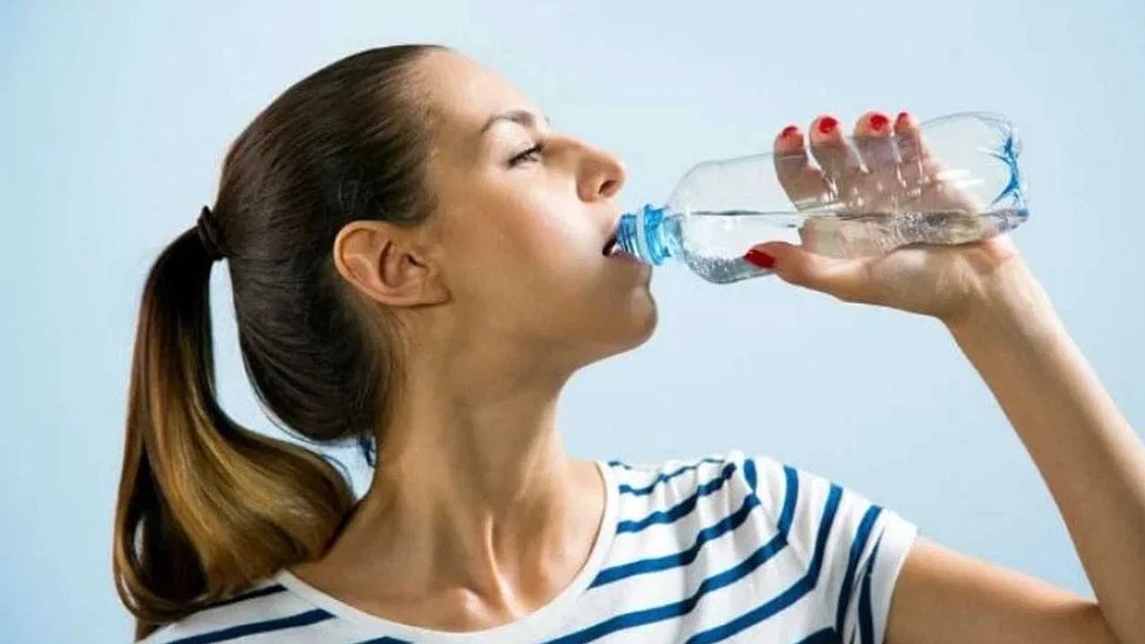 വേനൽക്കാലം ആരംഭിക്കുകയാണ്. ഈ സമയത്ത് ശരീരം ഏറ്റവും കൂടുതൽ ആവശ്യം വെള്ളമാണ്. ശരീരം നിർജലീകരണം സംഭവിക്കാതെ ശ്രദ്ധിക്കേണ്ടത് വളരെ പ്രധാനമാണ്. അതിനാൽ തന്നെ ഒരു പ്രായപൂർത്തിയായ വ്യക്തി ഒരു ദിവസം മൂന്ന് മുതൽ നാല് ലിറ്റർ വരെ വെള്ളം കുടിക്കണമെന്നാണ് ആരോഗ്യവിദഗ്ധർ അഭിപ്രായപ്പെടുന്നത്. (photo: tv9 network)