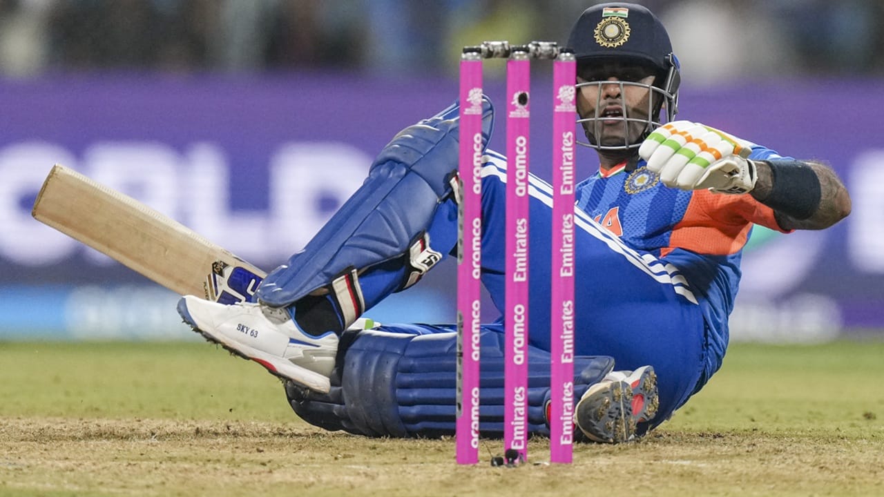 ബാറ്റര്‍മാര്‍ ഇതിലും മികച്ച പ്രകടനം പുറത്തെടുക്കണമായിരുന്നുവെന്ന് മത്സരശേഷം താരം പ്രതികരിച്ചു. മത്സരത്തിനിടെ എത്രമാത്രം സമ്മര്‍ദ്ദം അനുഭവിച്ചെന്ന് തനിക്ക് മാത്രമേ അറിയൂവെന്നും സൂര്യ വ്യക്തമാക്കി. പക്ഷേ, തനിക്ക് ആത്മവിശ്വാസമുണ്ടായിരുന്നുവെന്നും ഇന്ത്യന്‍ ക്യാപ്റ്റന്‍ പറഞ്ഞു  (Image Credits: PTI).