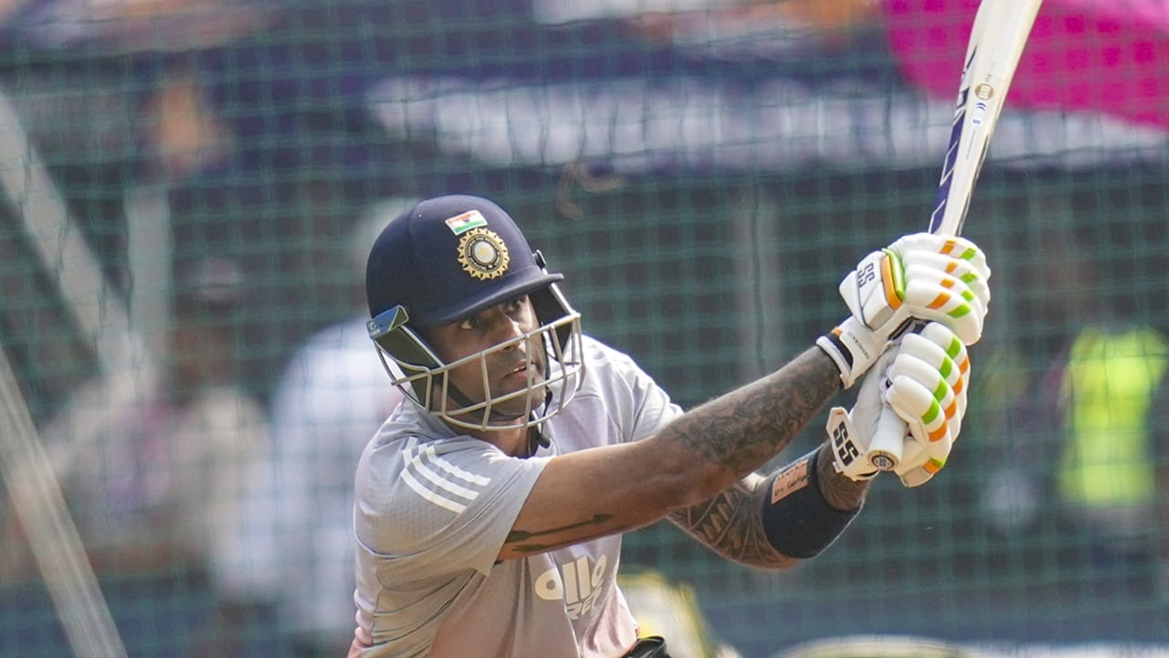 ഇന്ത്യയുടെ പ്ലേയിങ് ഇലവന്‍: ഇന്ത്യ പ്ലെയിംഗ് ഇലവൻ: അഭിഷേക് ശർമ്മ, ഇഷാൻ കിഷൻ (വിക്കറ്റ് കീപ്പര്‍), സൂര്യകുമാർ യാദവ് (ക്യാപ്റ്റന്‍), റിങ്കു സിംഗ്, ഹാർദിക് പാണ്ഡ്യ, ശിവം ദുബെ, അക്സർ പട്ടേൽ, വരുൺ ചക്രവര്‍ത്തി, അർഷ്ദീപ് സിംഗ്, മുഹമ്മദ് സിറാജ് (Image Credits: PTI).