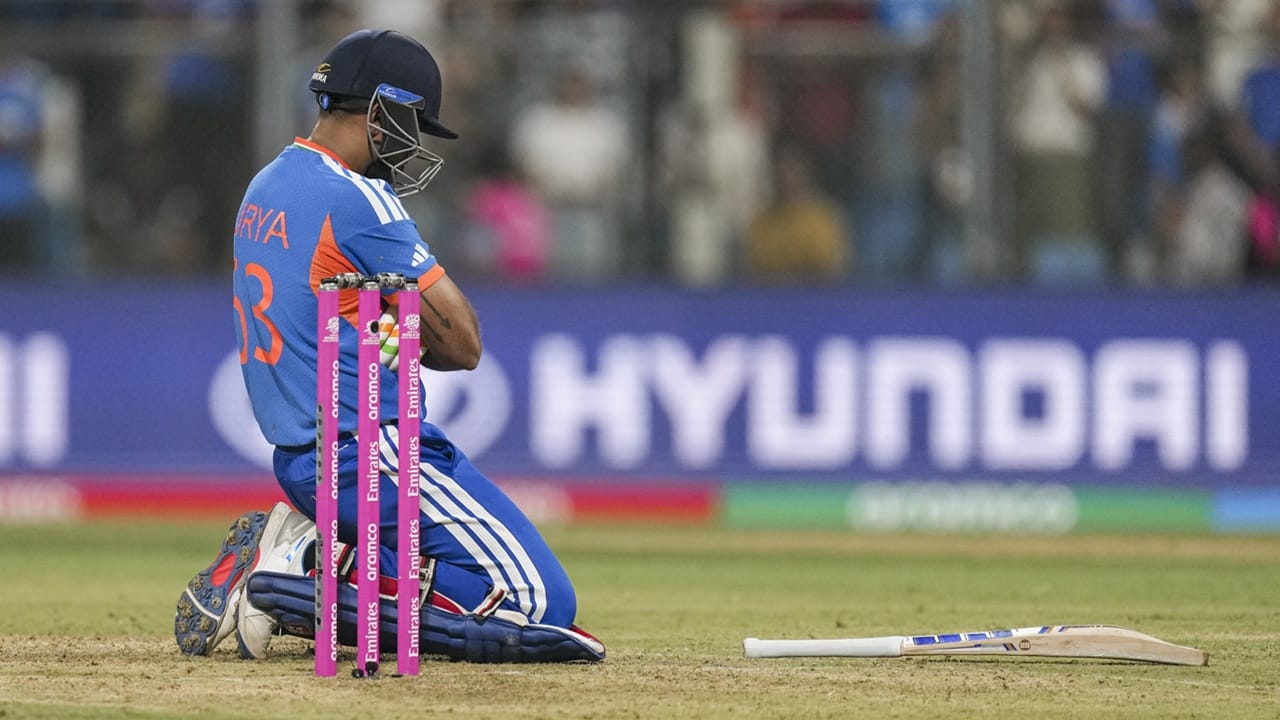 അവസാനം വരെ ബാറ്റ് ചെയ്താല്‍ മാറ്റമുണ്ടാകുമെന്ന് അറിയാമായിരുന്നു. മത്സരത്തിനിടെ പരിശീലകന്‍ ഗൗതം ഗംഭീര്‍ തനിക്ക് നല്‍കിയ സന്ദേശത്തെക്കുറിച്ചും സൂര്യകുമാര്‍ യാദവ് വെളിപ്പെടുത്തി. 14 ഓവറുകള്‍ കഴിഞ്ഞതിന് ശേഷമുള്ള ബ്രേക്കിനിടെ 'ഗൗതി ഭായ്' വന്ന് സംസാരിച്ചു  (Image Credits: PTI).