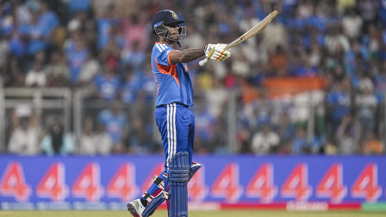 അവസാനം വരെ ബാറ്റ് ചെയ്യണമെന്നും, പ്രശ്‌നം പരിഹരിക്കാമെന്നും അദ്ദേഹം പറഞ്ഞു. വാങ്കഡെ സ്റ്റേഡിയത്തെക്കുറിച്ചും സൂര്യ സംസാരിച്ചു. താന്‍ കൂടുതല്‍ ക്രിക്കറ്റും കളിച്ചിട്ടുള്ളത് ഇവിടെയാണെന്ന് ഇന്ത്യന്‍ ക്യാപ്റ്റന്‍ പറഞ്ഞു  (Image Credits: PTI).