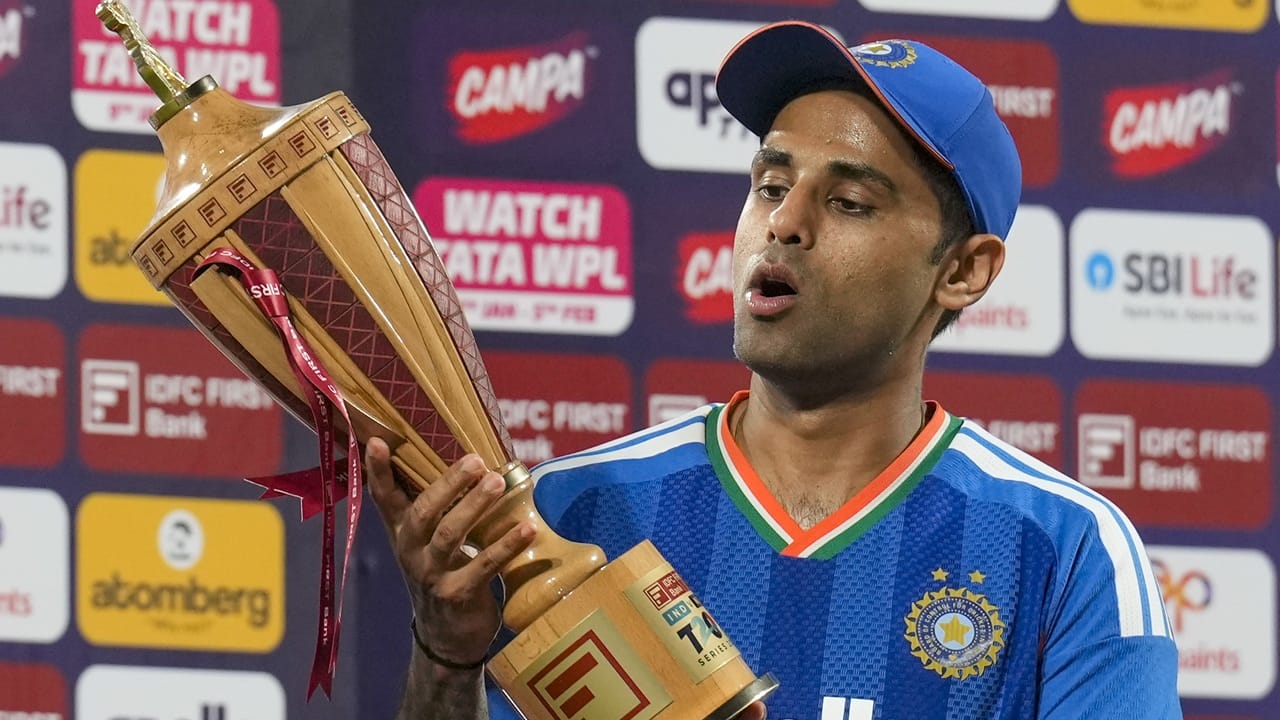 ഇന്ത്യയുടെ സൂര്യകുമാര്‍ യാദവാണ് നാലാമത്. സൂര്യയ്ക്കും 35 വയസുണ്ട്. 1990 സെപ്തംബര്‍ 14 നാണ് സൂര്യ ജനിച്ചത്. 1990 സെപ്തംബര്‍ മൂന്നിനാണ് പോൾ സ്റ്റിർലിംഗ് ജനിച്ചത് (Image Credits: PTI)