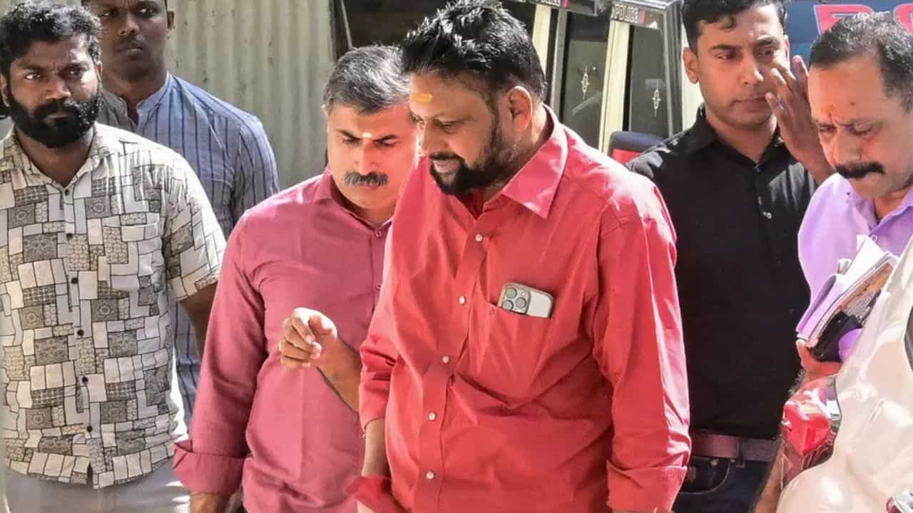 Sabarimala Gold Theft: ജാമ്യം ലഭിക്കുമോ? തന്ത്രി കണ്ഠര് രാജീവർക്ക് ഇന്ന് നിർണായക ദിനം; ജാമ്യാപേക്ഷ കോടതിയിൽ Sabarimala Gold Theft: ജാമ്യം ലഭിക്കുമോ? തന്ത്രി കണ്ഠര് രാജീവർക്ക് ഇന്ന് നിർണായക ദിനം; ജാമ്യാപേക്ഷ കോടതിയിൽ