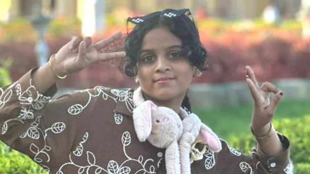 വീടിനു മുകളിലെ വൈദ്യുതി ലൈനിൽ അബദ്ധത്തിൽ കൈ തട്ടി; ഷോക്കേറ്റ് 12 കാരിക്ക് ദാരുണാന്ത്യം വീടിനു മുകളിലെ വൈദ്യുതി ലൈനിൽ അബദ്ധത്തിൽ കൈ തട്ടി; ഷോക്കേറ്റ് 12 കാരിക്ക് ദാരുണാന്ത്യം