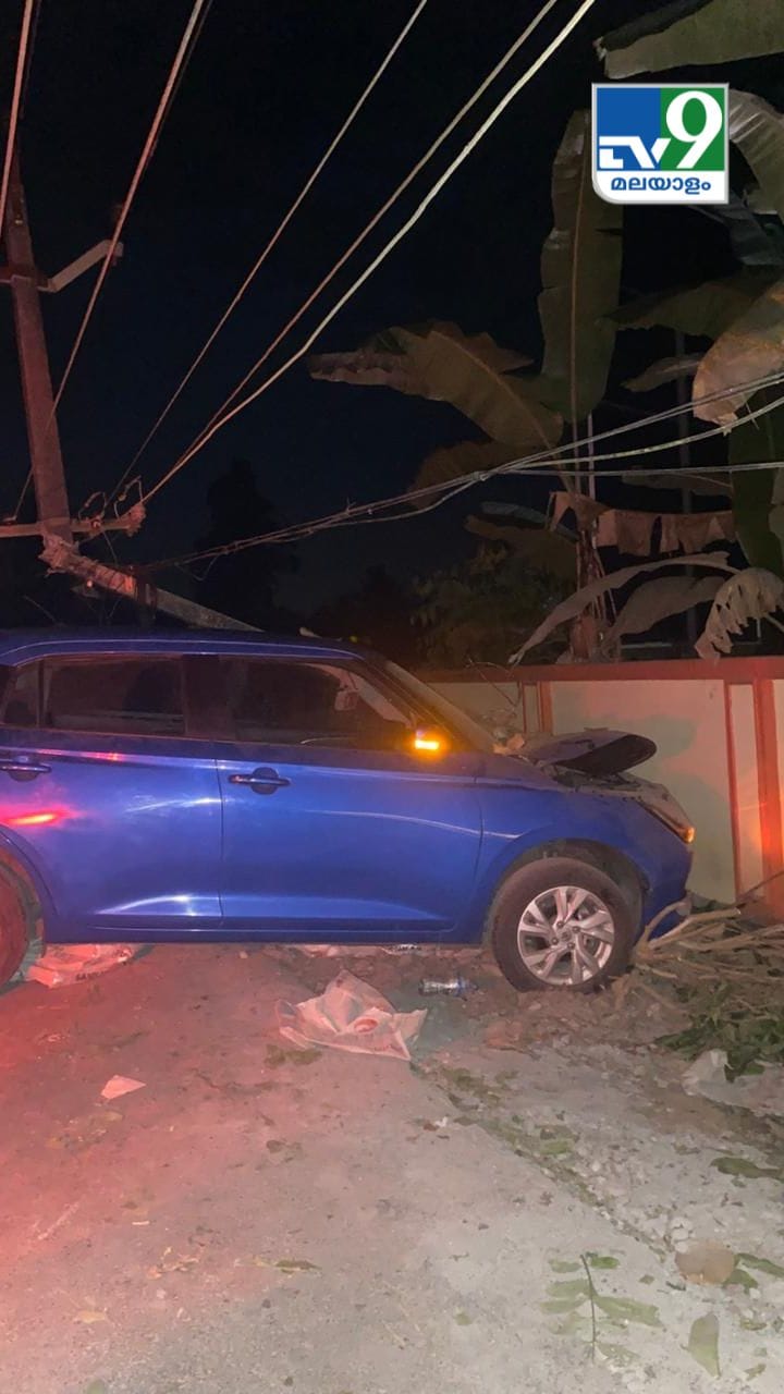 ചെങ്ങന്നൂരിൽ നിയന്ത്രണം വിട്ട കാർ വൈദ്യുതി പോസ്റ്റും മതിലും ഇടിച്ച് തകർത്തു