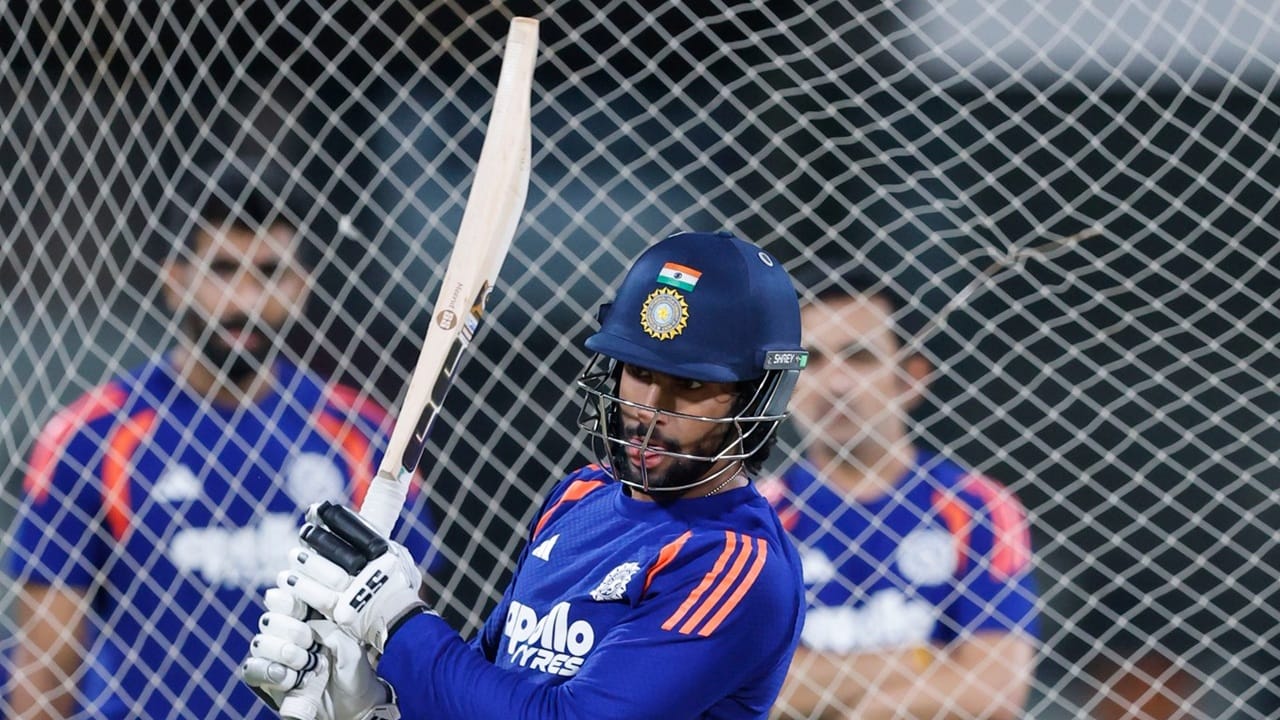 തിലക് വര്മ പുറത്തുപോയേക്കുമെന്നായിരുന്നു ആദ്യ സൂചനകള്. എന്നാല് തിലക് ദീര്ഘനേരം നെറ്റ് സെഷനില് പങ്കെടുത്തു. അഭിഷേക് ശര്മ കാര്യമായി പരിശീലിച്ചില്ലെന്നാണ് സൂചന. അങ്ങനെയെങ്കില് അഭിഷേക് പുറത്തായേക്കുമെന്നാണ് അഭ്യൂഹം.