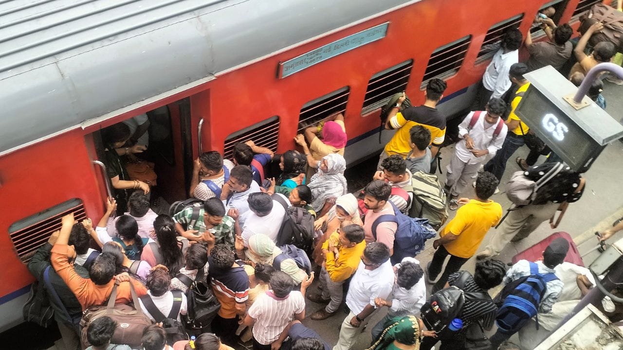 പുതിയ റെയില്‍പാത കെഎസ്ആര്‍ ബെംഗളൂരു മുതല്‍ ദേവനഹള്ളി വരെ നീളുന്നതാണ്. വിമാനത്താവളത്തിന്റെ ടെര്‍മിനല്‍ ഒന്നിനും രണ്ടിനും ഇടയില്‍ ഇത് അവസാനിക്കും. ആദ്യത്തെ 5.5 കിലോമീറ്റര്‍ ഉയര്‍ന്നപാതയും ബാക്കിയുള്ള 3.5 കിലോമീറ്റര്‍ ഭൂഗര്‍ഭപാതയുമായിരിക്കും. 

