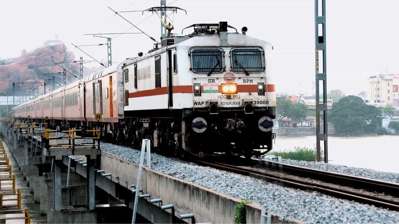 Railway Update: യാത്രാക്ലേശത്തിന് പരിഹാരം: വിശാഖപട്ടണം - കൊല്ലം വീക്കിലി എക്സ്പ്രസ് ഇനി സ്ഥിരമായി ഓടും Railway Update: യാത്രാക്ലേശത്തിന് പരിഹാരം: വിശാഖപട്ടണം - കൊല്ലം വീക്കിലി എക്സ്പ്രസ് ഇനി സ്ഥിരമായി ഓടും