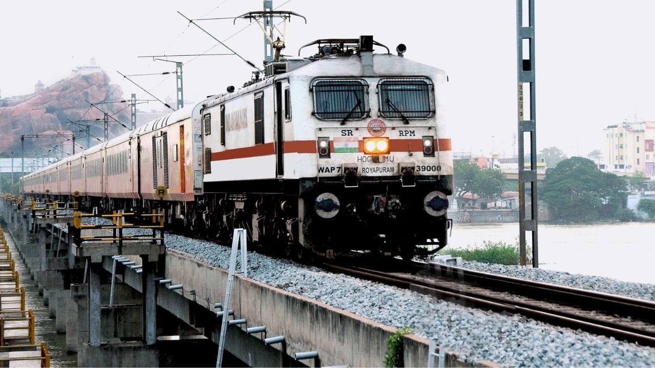 ഇന്ത്യന്‍ റെയില്‍വേ, സംസ്ഥാന സര്‍ക്കാര്‍, കേന്ദ്ര സര്‍ക്കാര്‍, അന്താരാഷ്ട്ര ധനകാര്യ സ്ഥാപനങ്ങള്‍ എന്നിവയുടെ സഹായത്തോടെയാണ് പദ്ധതി നടപ്പാക്കുന്നത്. ബെംഗളൂരു ഇന്റര്‍നാഷണല്‍ എയര്‍പോര്‍ട്ട് ലിമിറ്റഡ് ഇതിന് ധനസഹായം നല്‍കില്ല. 

