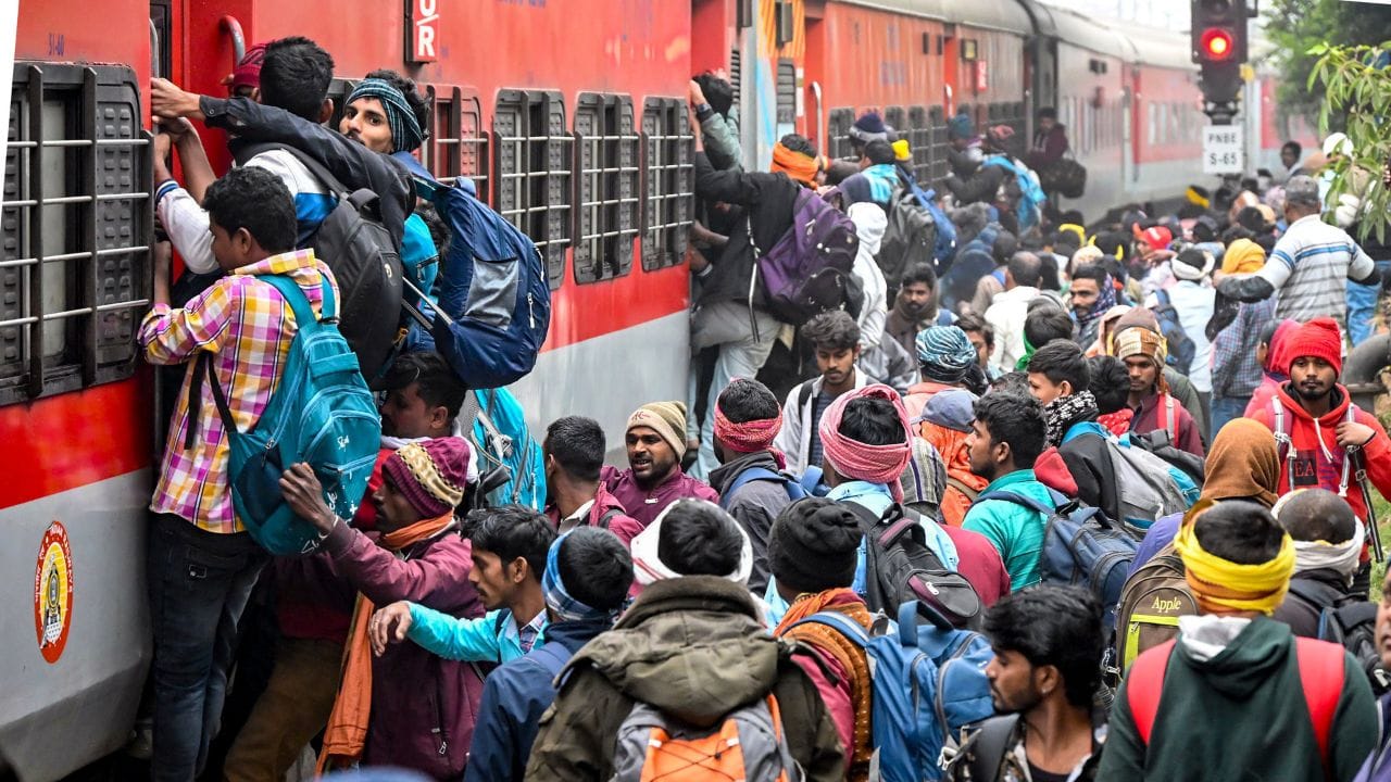 രാജ്യത്ത് ധാരാളം ട്രെയിനുകള്‍ സര്‍വീസ് നടത്തുന്നുണ്ട്. തിരക്കേറിയ നഗരങ്ങളിലേക്കുള്ള യാത്രയാണ് പലപ്പോഴും ആളുകള്‍ക്ക് തലവേദനയാകുന്നത്. കൃത്യസമയത്ത് ട്രെയിനില്ലാത്തതും സീറ്റ് ലഭിക്കാത്തതുമെല്ലാം ബുദ്ധിമുട്ടാകും. ഇന്ത്യയിലെ പ്രതിദിനം വളരുന്ന രണ്ട് നഗരങ്ങളാണ് മുംബൈയും ബെംഗളൂരുവും. ഈ രണ്ട് നഗരങ്ങളെ ബന്ധിപ്പിച്ചും ധാരാളം ട്രെയിനുകളുണ്ട്. (Image Credits: Social Media)