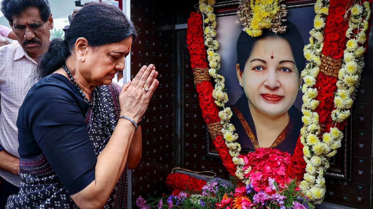 VK Sasikala Political Party : തമിഴ്നാട് രാഷ്ട്രീയത്തിൽ പുതിയ ട്വിസ്റ്റ്! പാർട്ടി പ്രഖ്യാപിച്ച് ശശികല