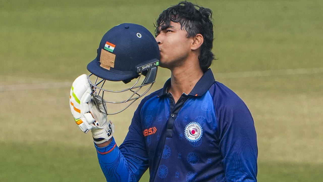 യുവതാരം വൈഭവ് സൂര്യവംശി ഇത്തവണ സിബിഎസ്ഇ പത്താം ക്ലാസ് പരീക്ഷ എഴുതില്ല. പരിശീലനം, ക്യാമ്പുകൾ, വിവിധ ടൂർണമെന്റുകൾ എന്നിവയിൽ തിരക്കിലായതിനാൽ പരീക്ഷ എഴുതേണ്ടതില്ലെന്ന് തീരുമാനിക്കുകയായിരുന്നു. ബീഹാറിലെ താജ്പൂരിൽ താമസിക്കുന്ന സൂര്യവംശി, താജ്പൂരിലെ മോഡസ്റ്റി സ്‌കൂളിലാണ് പഠിക്കുന്നത് (Image Credits: PTI).