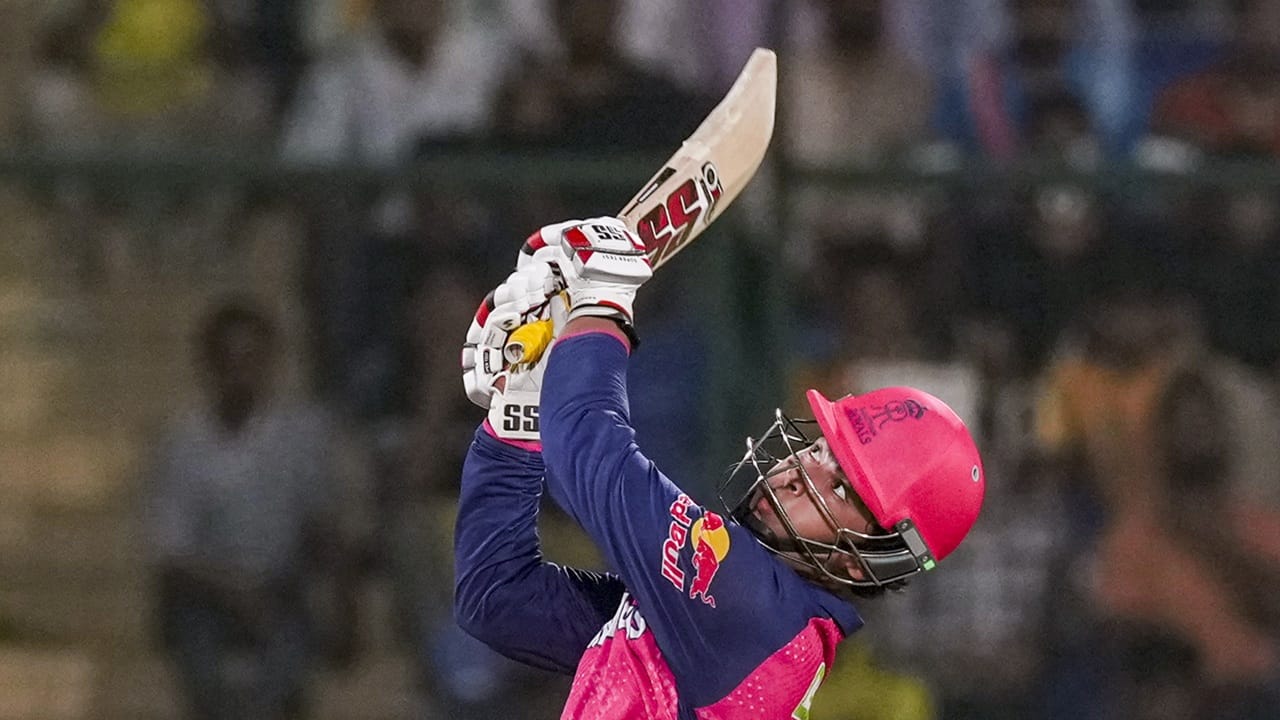 വൈഭവ് പത്താം ക്ലാസ് പരീക്ഷ എഴുതുന്നില്ലെന്ന വാര്ത്ത പ്രചരിച്ചതോടെ സോഷ്യല് മീഡിയയില് ട്രോളുകളും വ്യാപകമായി. 'കളിച്ചു നടക്കാതെ പഠിക്കാന് പോകൂ'വെന്ന് ചില ആരാധകര് തമാശയ്ക്ക് കമന്റു ചെയ്തു. പഠിച്ചില്ലെങ്കില് എങ്ങനെ ജോലി കിട്ടുമെന്നായിരുന്നു മറ്റ് ചിലരുടെ ചോദ്യം (Image Credits: PTI).