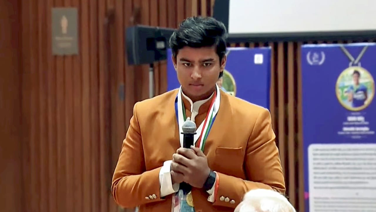 ഇനി ഒരു ജോലിയും കിട്ടിയില്ലെങ്കിലും ജീവിതകാലം മുഴുവന് കഴിയാനുള്ള വൈഭവ് ഇതിനകം സമ്പാദിച്ചിട്ടുണ്ടെന്നായിരുന്നു ചിലരുടെ മറുപടി. ഇന്ത്യ അണ്ടര് 19 ലോകകപ്പ് ജേതാക്കളായപ്പോള് വൈഭവിന്റെ പ്രകടനം നിര്ണായകമായിരുന്നു. ഏഴ് മത്സരങ്ങളിൽ നിന്ന് 62.71 ശരാശരിയിലും 169.49 സ്ട്രൈക്ക് റേറ്റിലും 439 റൺസ് നേടിയ അദ്ദേഹം ടൂര്ണമെന്റിലെ ഏറ്റവും ഉയർന്ന രണ്ടാമത്തെ റൺ വേട്ടക്കാരനായി (Image Credits: PTI).