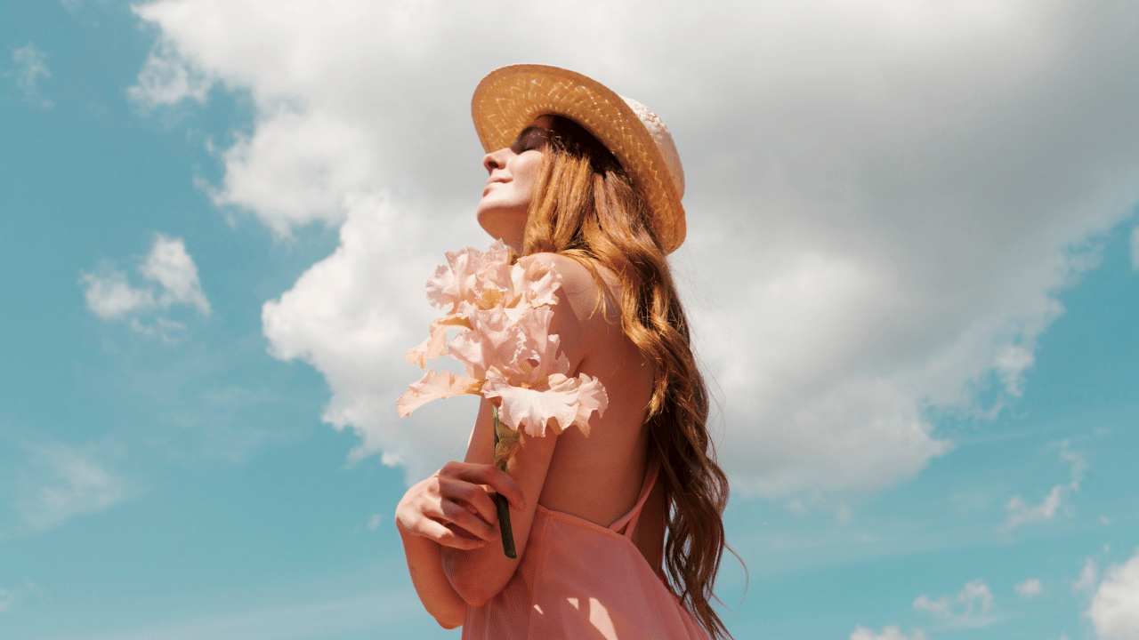 ഫെബ്രുവരി 8 പ്രൊപ്പോസ് ഡേയിൽ പിങ്ക് നിറത്തിലുള്ള വസ്ത്രങ്ങൾ അണിയാവുന്നതാണ്. പിങ്ക് നിറം മൃദുലമായ പ്രണയത്തെയും സ്നേഹത്തെയുമാണ് സൂചിപ്പിക്കുന്നത്. നിങ്ങളുടെ ഇഷ്ടം തുറന്നുപറയാൻ ആഗ്രഹിക്കുന്ന ദിവസമായതിനാൽ, ശാന്തമായ അന്തരീക്ഷം സൃഷ്ടിക്കാൻ പിങ്ക് വസ്ത്രങ്ങൾ സഹായിക്കും.
