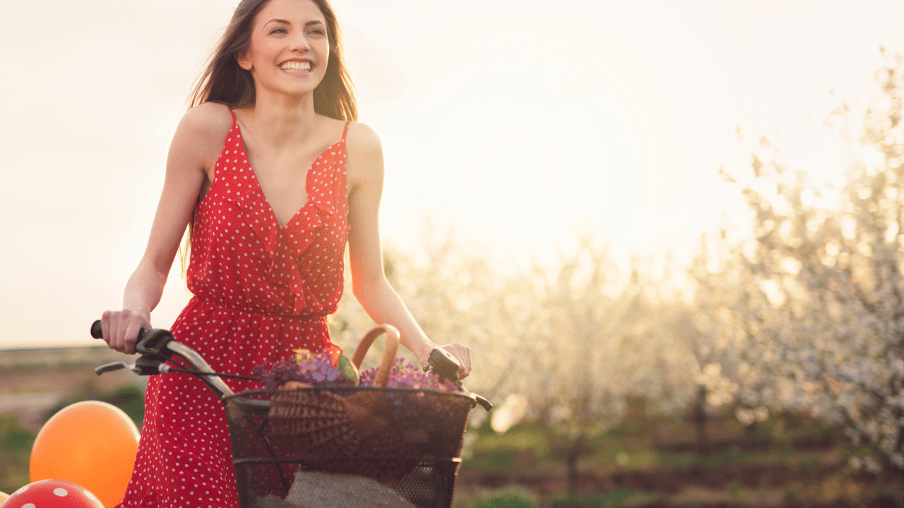 ഫെബ്രുവരി 7, റോസ് ഡേയിൽ അണിയാൻ
പ്രണയത്തിന്റെ പ്രതീകമായ ചുവപ്പ് തന്നെയാണ്  ഏറ്റവും അനുയോജ്യം. നിങ്ങളുടെ പ്രണയത്തിന്റെ തീവ്രതയും ആത്മവിശ്വാസവും പ്രകടിപ്പിക്കാൻ ബോൾഡ് ആയ ചുവപ്പ് വസ്ത്രങ്ങൾ സഹായിക്കുന്നതാണ്.