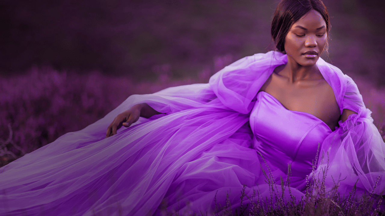 ഫെബ്രുവരി 13, കിസ് ഡേയിൽ പർപ്പിൾ/ലാവെൻഡർ നിറങ്ങളാണ് നല്ലത്. പർപ്പിൾ നിറം പ്രണയത്തോടൊപ്പം തന്നെ ഒരു പ്രൗഢിയും നൽകുന്നു. കിസ് ഡേയുടെ പശ്ചാത്തലത്തിൽ ലാവെൻഡർ പോലുള്ള ഇളം പർപ്പിൾ നിറങ്ങൾ കൂടുതൽ റൊമാന്റിക് അനുഭവം നൽകും.
