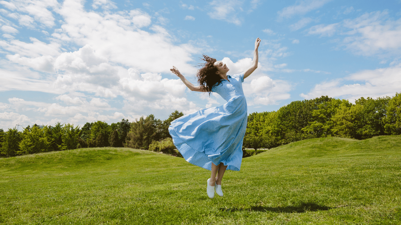 ഫെബ്രുവരി 11, പ്രോമിസ് ഡേയിൽ നീല കളറാണ് അനുയോജ്യം. വിശ്വാസത്തെയും സത്യസന്ധതയെയും സൂചിപ്പിക്കുന്ന നിറമാണ് നീല. നിങ്ങളുടെ പ്രിയപ്പെട്ട ആളിന് നൽകുന്ന വാഗ്ദാനങ്ങളുടെ ആഴവും സത്യവും വെളിപ്പെടുത്താൻ നീല നിറത്തിലുള്ള വസ്ത്രങ്ങൾ അണിയുന്നത് നല്ലതായിരിക്കും.
