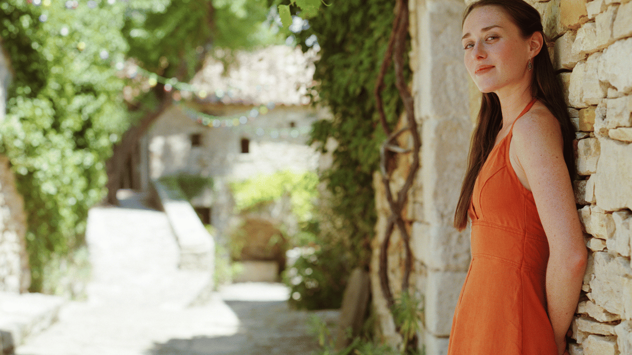 ഫെബ്രുവരി 12, ഹഗ് ഡേയിൽ സന്തോഷത്തെ പ്രതിനിധീകരിക്കുന്ന ഓറഞ്ച് അല്ലെങ്കിൽ അംബർ നിറങ്ങളാണ് ഹഗ് ഡേയ്ക്ക് നല്ലത്. സ്നേഹവും സുരക്ഷിതത്വവും ചേരുന്ന ഒരു ആലിംഗനം പോലെ തന്നെ മനസ്സിന് സന്തോഷം നൽകാൻ ഈ നിറങ്ങൾക്കാകും.
