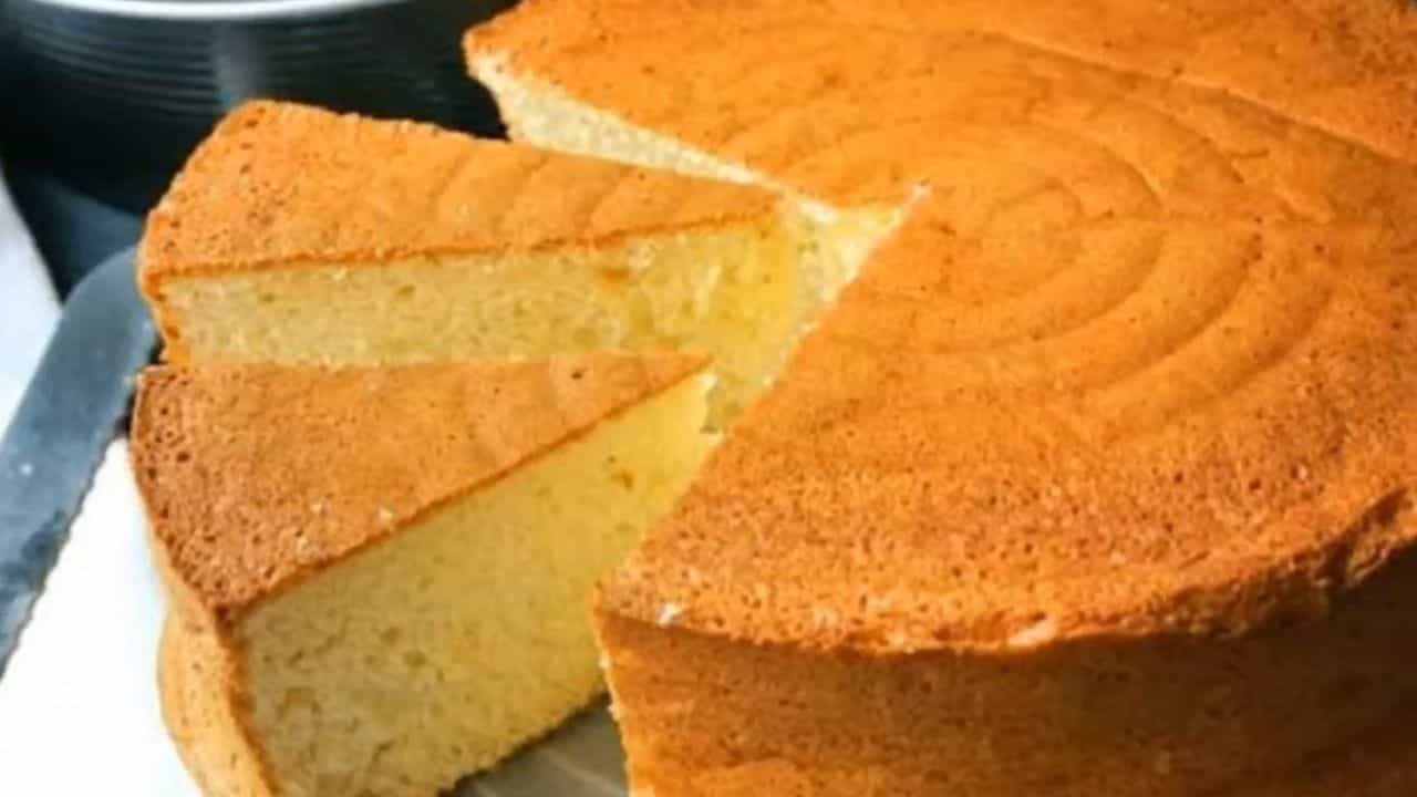 Home Made Vanila Cake: ഓവനും വേണ്ട ബീറ്ററും വേണ്ട... കുക്കറുണ്ടോ? വാനില കേക്ക് വീട്ടിൽ ഇങ്ങനെ തയ്യാറാക്കാം