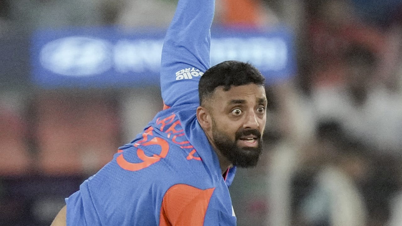 ടി2യില്‍ ഒന്നാം സ്ഥാനത്തുള്ള ബൗളറാണ് ഇന്ത്യയുടെ മിസ്റ്ററി സ്പിന്നര്‍ വരുണ്‍ ചക്രവര്‍ത്തി. ടി20 ലോകകപ്പിലും താരം ഇന്ത്യയുടെ തുറുപ്പുചീട്ടാണ്. മികച്ച ഫോമിലുമാണ് വരുണ്‍ (Image Credits: PTI).