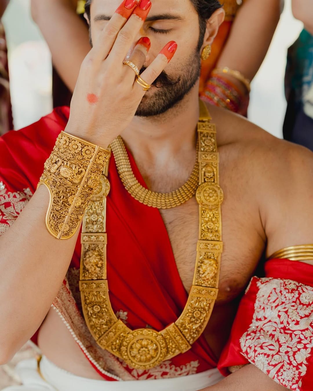 ഹായ് പ്രിയപ്പെട്ടവരേ, ഞാൻ നിങ്ങൾക്ക് എന്റെ ഭർത്താവിനെ പരിചയപ്പെടുത്തുന്നു! എന്നു പറഞ്ഞുകൊണ്ടാണ് താരം ചിത്രങ്ങൾ പങ്കുവച്ചിരിക്കുന്നത്. യഥാർത്ഥ പ്രണയം എന്താണെന്ന് എനിക്ക് പഠിപ്പിച്ചു തന്ന മനുഷ്യൻ, സമാധാനത്തിൽ ആയിരിക്കുന്നത് എങ്ങനെയാണെന്ന് എനിക്ക് കാണിച്ചു തന്ന മനുഷ്യൻ, എല്ലാ ദിവസവും വലിയ സ്വപ്നം കാണണമെന്ന് എന്നോട് പറഞ്ഞ മനുഷ്യൻ, എനിക്ക് ഒരിക്കലും കഴിയില്ലെന്ന് തോന്നിയതിൽ കൂടുതൽ എന്തെങ്കിലും നേടാൻ കഴിയുമെന്ന് എന്നോട് പറഞ്ഞവൻ... എന്നാണ് രശ്മിക തൻ്റെ ഭർത്താവിനെ കുറിച്ച് പറയുന്നത്.