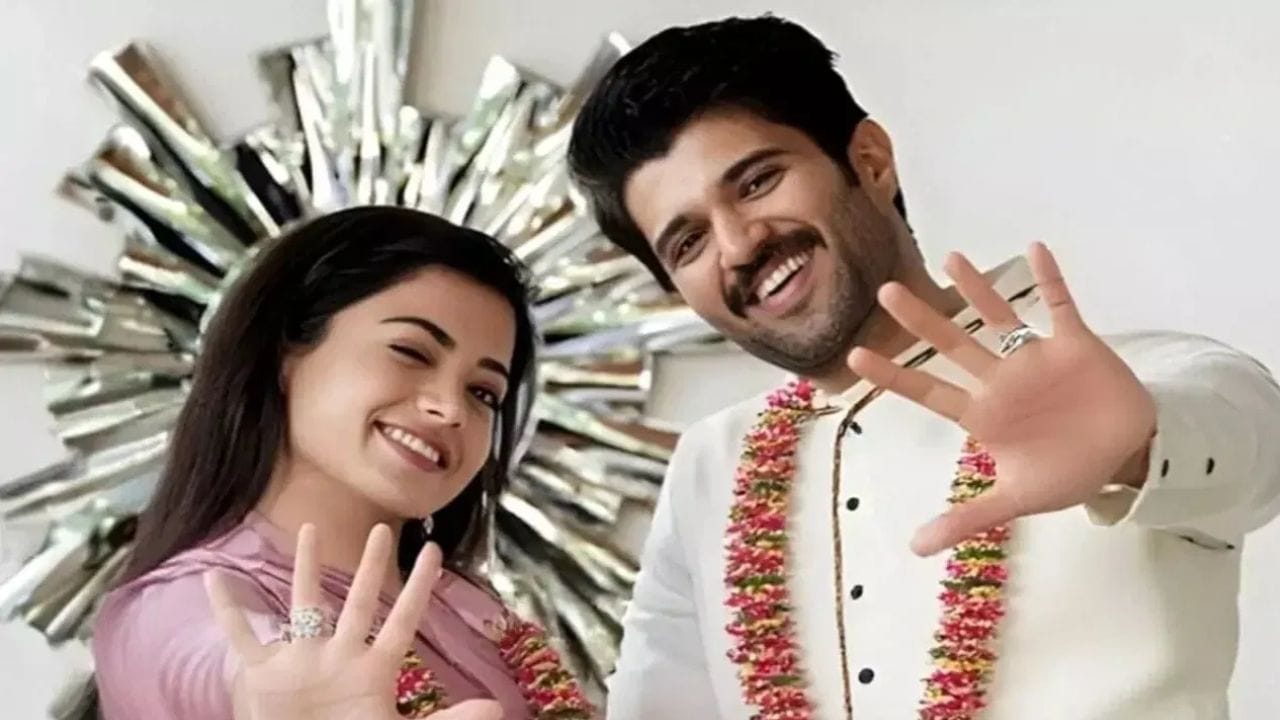 പ്രേക്ഷകർ കാത്തിരുന്ന ആ വിവാഹം ഇന്നാണ്. വിജയ് ദേവരക്കൊണ്ട രശ്മിക മന്ദാനയെ താലികെട്ടാൻ ഇനി കുറച്ചു സമയം കൂടി മാത്രം. സിനിമയിലെ പ്രിയ ജോഡികൾ ജീവിതത്തിലും ഒന്നിക്കുന്നതിന്റെ സന്തോഷത്തിലാണ് ആരാധകരും. (PHOTO: SOCIAL MEDIA)