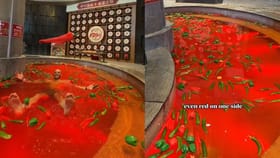 ഇത് ഹോട്ട് ആണ്! മുളക് സൂപ്പിൽ ഒരു കുളി; ചൈനയിലെ വിചിത്ര സ്പാ