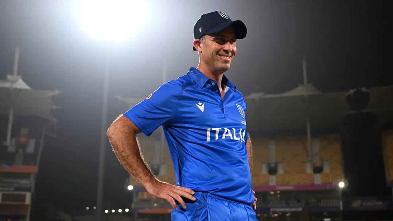 ടി20 ലോകകപ്പിലെ ഏറ്റവും പ്രായം കൂടിയ ക്യാപ്റ്റനും ഇദ്ദേഹമാണ്. അടുത്തിടെ നടന്ന മത്സരത്തില്‍ അയര്‍ലന്‍ഡിനെ പരാജയപ്പെടുത്താനായത് ഇറ്റലി ടീമിന്റെ ആത്മവിശ്വാസം വര്‍ധിപ്പിക്കുന്നു. സന്നാഹ മത്സരത്തില്‍ കാനഡയെ 10 റണ്‍സിന് ഇറ്റലി തോല്‍പിച്ചു (Image Credits: Joe Allison-ICC/ICC via Getty Images)