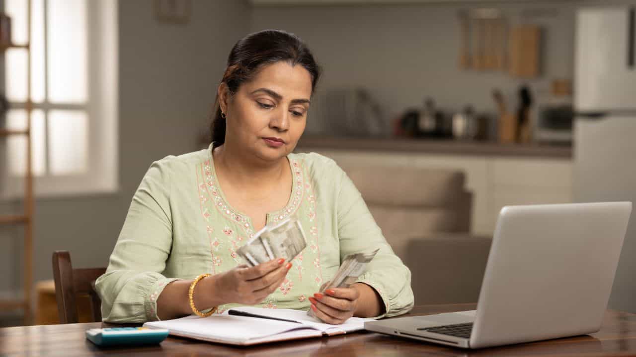 SIP: വീട്ടമ്മമാരുടെ എസ്‌ഐപി നികുതി ഭര്‍ത്താവ് അടയ്ക്കണം? നിയമം പറയുന്നതിങ്ങനെ