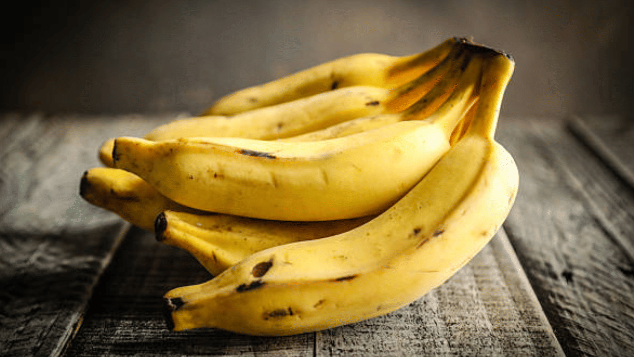 പോഷക​ഗുണങ്ങളാൽ സമ്പന്നമായ വാഴപ്പഴം കഴിക്കാൻ ഇഷ്ടമില്ലാത്തവർ വളരെ ചുരുക്കം മാത്രമാണ്. എന്നാൽ പ്രകൃതിദത്തമായ കാർബോഹൈഡ്രേറ്റുകളുടെ കലവറയായ വാഴപ്പഴം കഴിക്കാൻ ഏറ്റവും അനുയോജ്യമായ സമയം ഏതാണെന്ന് അറിയാമോ?
