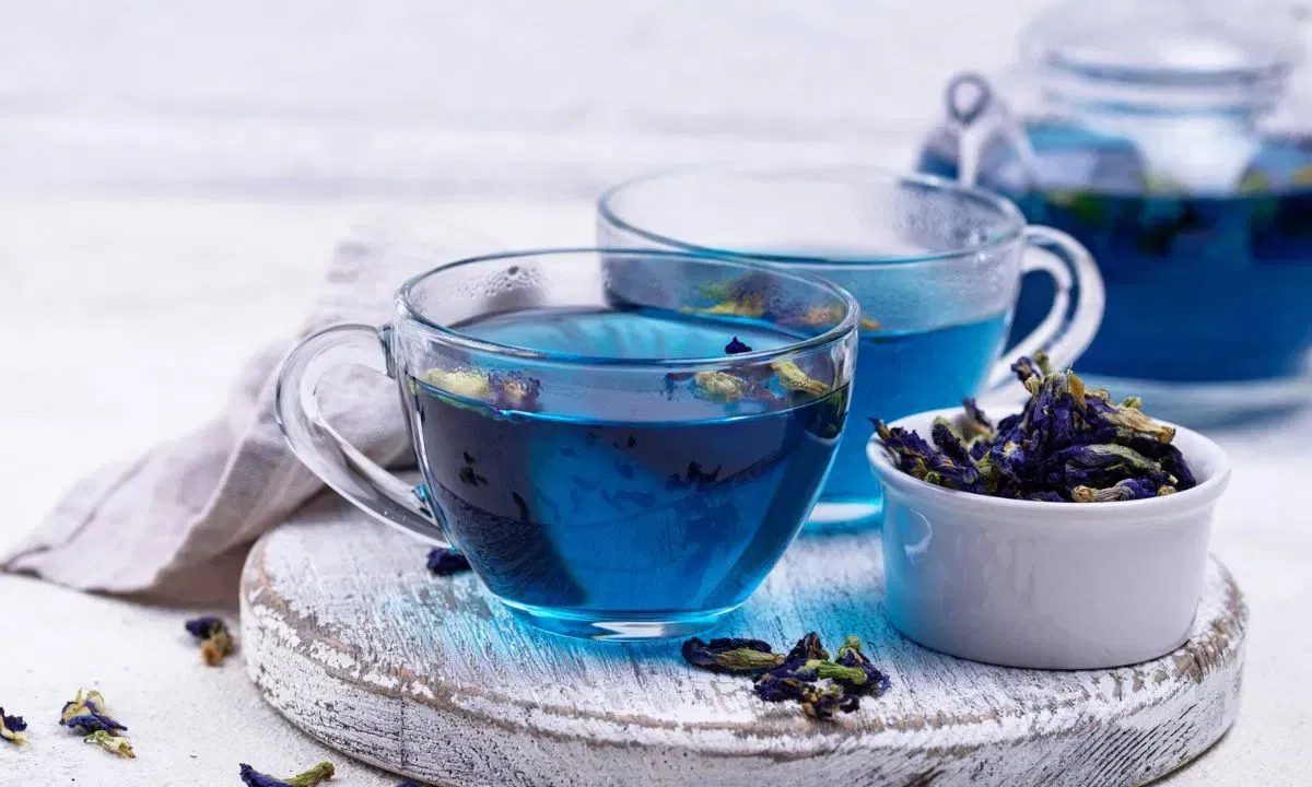 ശംഖുപുഷ്പം ഉപയോഗിച്ചുണ്ടാക്കുന്ന ബ്ലൂ ടീ ഇന്ന് ലോകമെമ്പാടും പ്രശസ്തമാണ്. ഇതിന്റെ മനോഹരമായ നീലനിറം മാത്രമല്ല, ഔഷധഗുണങ്ങളുമാണ് ഇതിനെ പ്രിയപ്പെട്ടതാക്കുന്നത്. സമ്മർദ്ദവും ഉത്കണ്ഠയും കുറയ്ക്കാൻ സഹായിക്കുന്ന മികച്ചൊരു പാനീയമാണിത്.