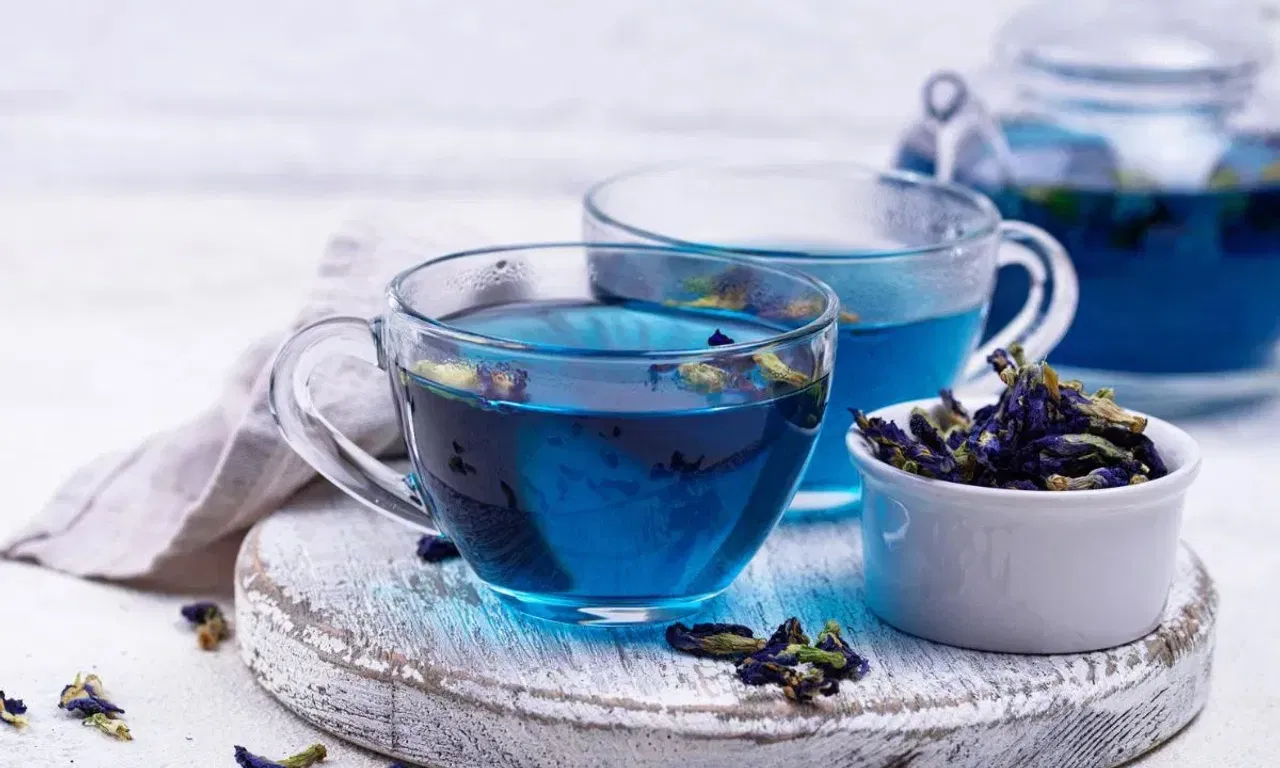 ശംഖുപുഷ്പം ഉപയോഗിച്ചുണ്ടാക്കുന്ന ബ്ലൂ ടീ ഇന്ന് ലോകമെമ്പാടും പ്രശസ്തമാണ്. ഇതിന്റെ മനോഹരമായ നീലനിറം മാത്രമല്ല, ഔഷധഗുണങ്ങളുമാണ് ഇതിനെ പ്രിയപ്പെട്ടതാക്കുന്നത്. സമ്മർദ്ദവും ഉത്കണ്ഠയും കുറയ്ക്കാൻ സഹായിക്കുന്ന മികച്ചൊരു പാനീയമാണിത്.