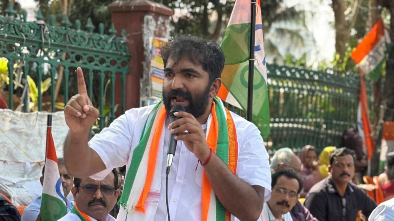 Chandy Oommen : പ്രതിഷേധവുമായി വന്ന ബിജെപി പ്രവർത്തകർക്ക് കൈകൊടുത്ത് കുശലം പറഞ്ഞ് ചാണ്ടി ഉമ്മൻ