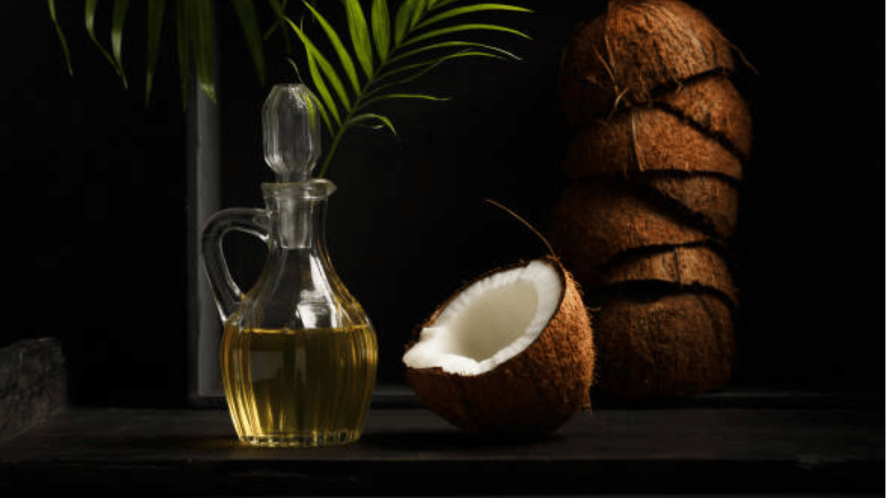 അതേസമയം വിപണിയിൽ വ്യാജന്മാർ ഇറങ്ങിയിട്ടുണ്ട്. തമിഴ്നാട് കേന്ദ്രീകരിച്ചുള്ള വൻകിട ലോബിയാണു വിപണിയിൽ വ്യാജ വെളിച്ചെണ്ണ വിൽക്കുന്നത്. തമിഴ്നാട്ടിലെ മൊത്തക്കച്ചവടക്കാരിൽ നിന്നു വാങ്ങുന്ന വ്യാജ വെളിച്ചെണ്ണ ഏജന്റുമാർ വഴി കേരളത്തിലെ കടകളിൽ എത്തുന്നു.
