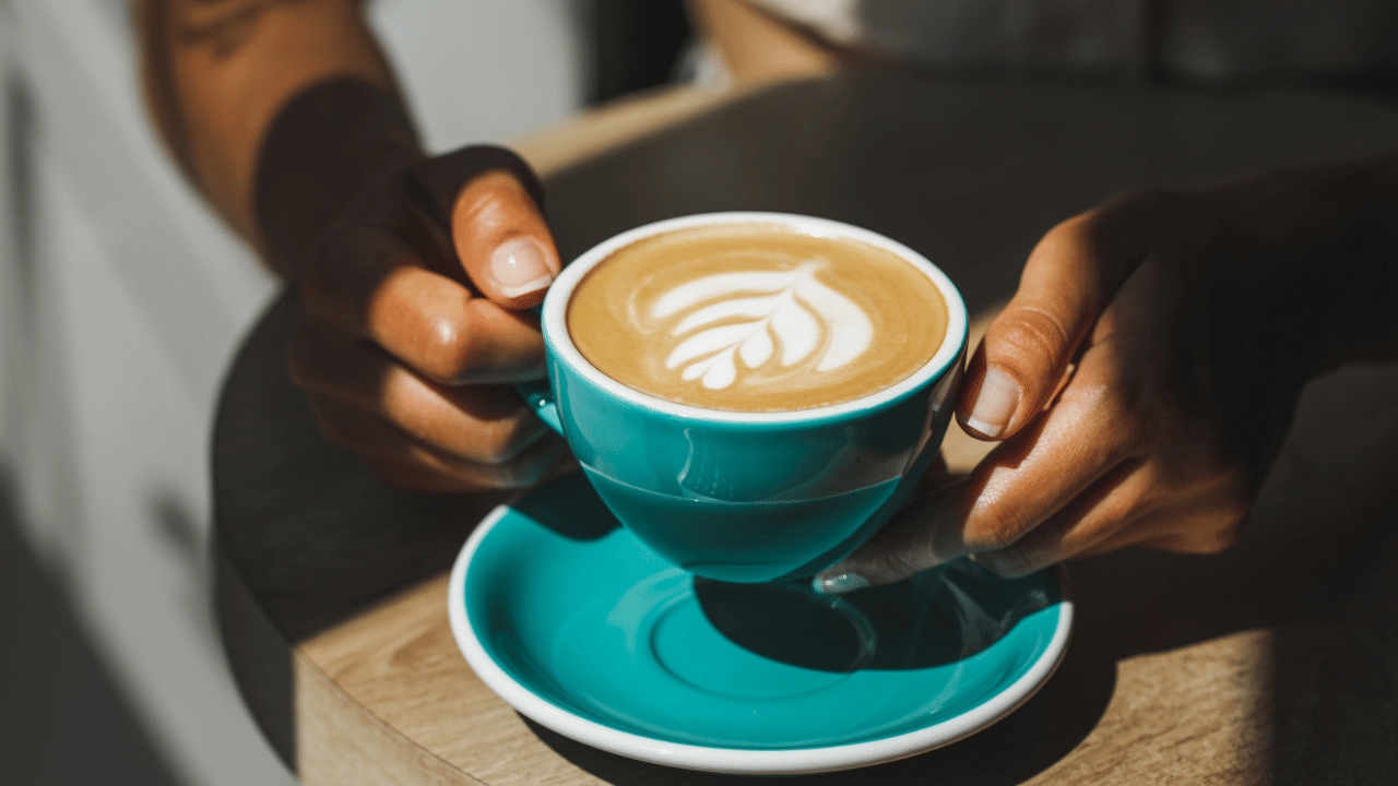 ഉറങ്ങുന്നതിന് തൊട്ടുമുമ്പോ വൈകുന്നേരങ്ങളിലോ ബ്ലാക്ക് കോഫി കുടിക്കുന്നത് ഉറക്കത്തെ ദോഷകരമായി ബാധിക്കും. കഫീൻ ശരീരത്തിൽ എത്തുന്നതോടെ ഉറക്കത്തിന് സഹായിക്കുന്ന ഹോർമോണുകളുടെ പ്രവർത്തനം തടസ്സപ്പെടും.
