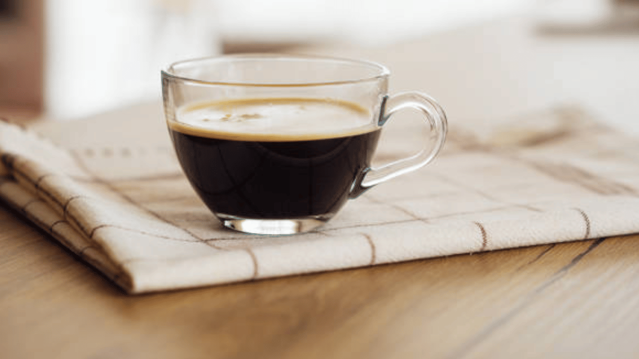 ക്ഷീണം മാറ്റാനും ഉന്മേഷം നിലനിർത്താനും ബ്ലാക്ക് കോഫി കുടിക്കുന്നവർ നിരവധിയാണ്. കോഫിയിലെ കഫീൻ നാഡീവ്യൂഹത്തെ ഉത്തേജിപ്പിക്കുന്ന ഒന്നാണ്. അമിതമായാൽ ഇത് ഹൃദയമിടിപ്പ് വർദ്ധിക്കാനും, അനാവശ്യമായ ഭയം, ഉത്കണ്ഠ, കൈവിറയൽ എന്നിവയ്ക്കും കാരണമാകും.
