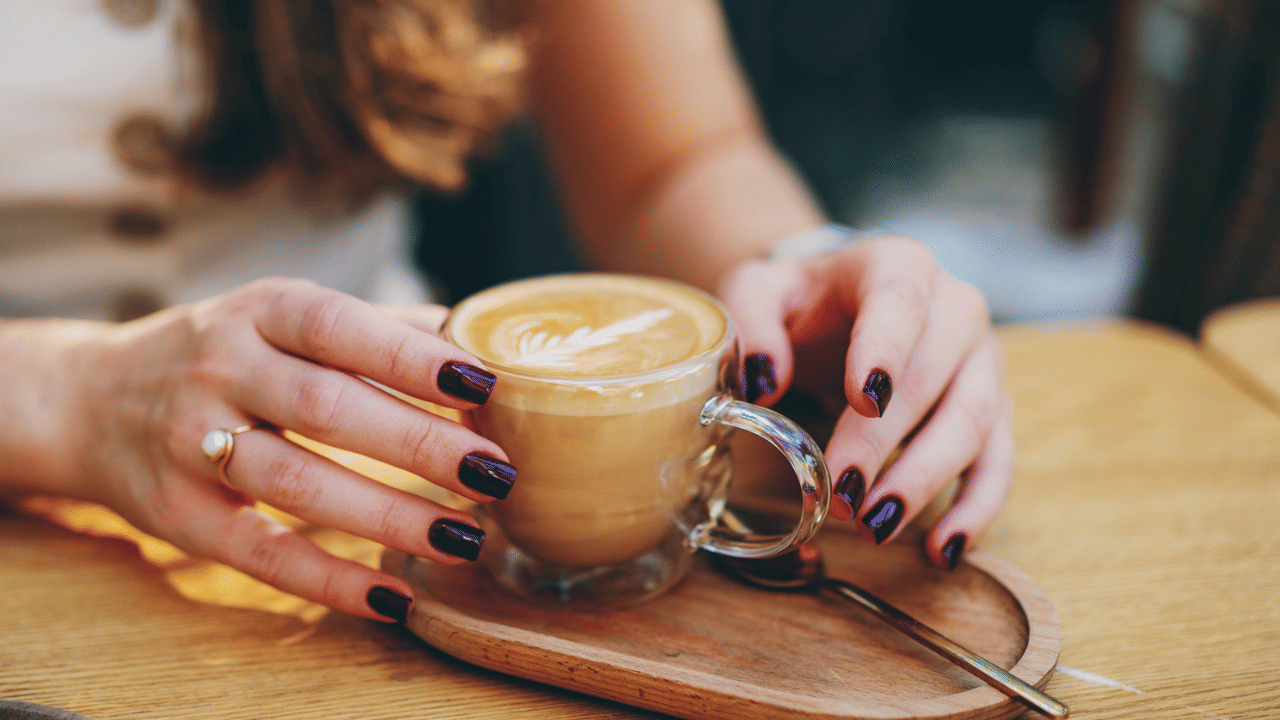 ഒരു ദിവസം രണ്ടോ മൂന്നോ കപ്പ് കോഫി വരെ കുടിക്കുന്നത് സാധാരണഗതിയിൽ പ്രശ്നമുണ്ടാക്കില്ലെന്ന് ആരോഗ്യ വിദഗ്ധർ പറയുന്നു. എന്നാൽ ഇതിൽ കൂടുതൽ ഉപയോഗിക്കുന്നത് നല്ലതല്ല. (Image Credit: Getty Images)