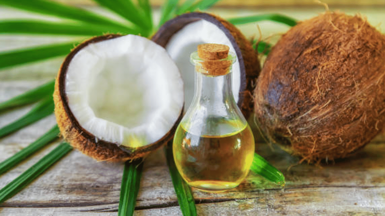 മലയാളികൾക്ക് ആശ്വാസമായി കേരളത്തിൽ വെളിച്ചെണ്ണ വില താഴുന്നു. 350 രൂപക്ക് മുകളിലെത്തിയിരുന്ന വെളിച്ചെണ്ണ വില ഇപ്പോൾ നേരിയതോതിൽ കുറഞ്ഞിട്ടുണ്ട്. തേങ്ങയുടെ മികച്ച വിളവ്, ഉൽപാദനത്തിന്‍റെ വർധന, മറ്റ് ഭക്ഷ്യഎണ്ണങ്ങളുടെ വില കുറവായതെല്ലാം വില താഴാൻ കാരണമായി.
